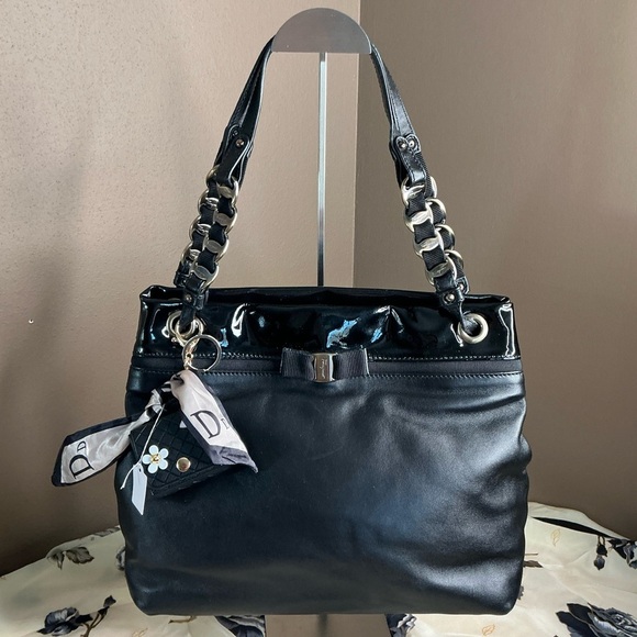 Elegant Ferragamo Black Shoulder Bag with Silver Chain Handles. - Picture 2 of 14